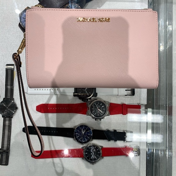 Michael Kors Handbags - Michael Kors Wristlet Wallet